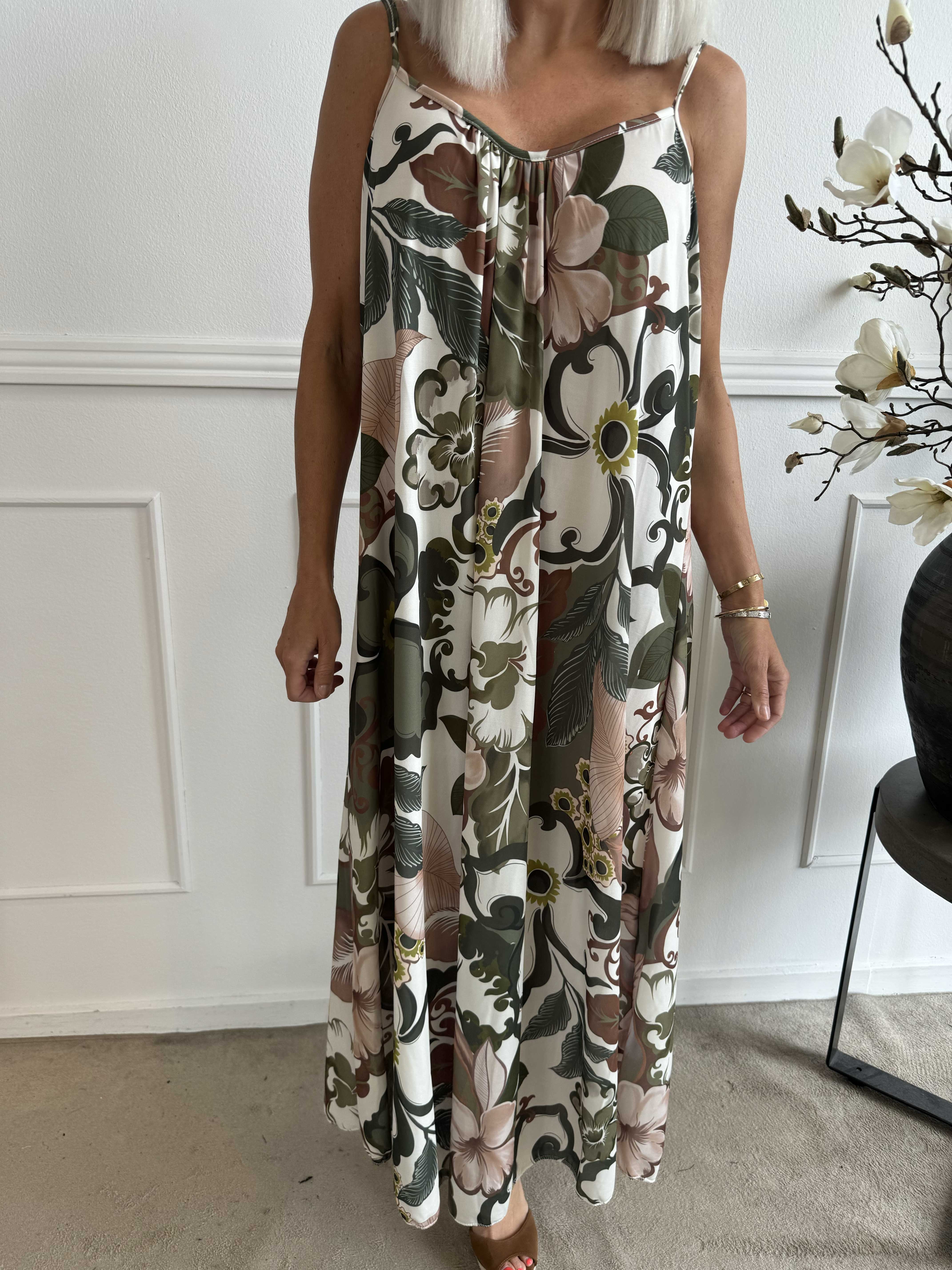 Maija - Axelbandsklänning i elastiskt tyg med blommor